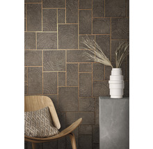 Aménagement mural avec motif bois, chaise et décoration