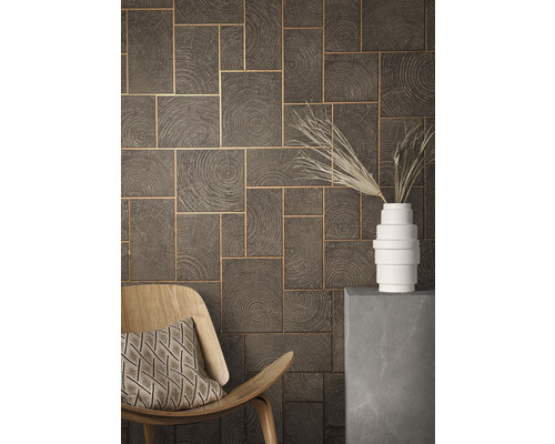 Aménagement mural avec motif bois, chaise et décoration