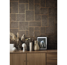 Décoration murale avec papier peint à motif de bois brun et lignes dorées au-dessus d''une commode en bois avec décoration