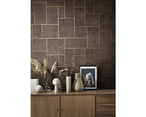 Décoration murale avec papier peint à motif de bois brun et lignes dorées au-dessus d''une commode en bois avec décoration