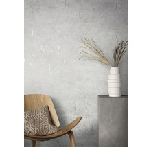 Intérieur décoratif avec chaise en bois, coussin, vase et fleurs séchées sur un socle.