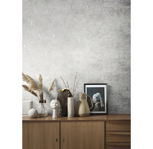 Intérieur décoratif avec papier peint gris, commode, vases et image encadrée