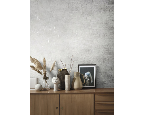 Intérieur décoratif avec papier peint gris, commode, vases et image encadrée