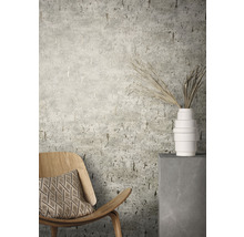 Décoration murale décorative avec un papier peint structuré dans un salon avec chaise et décoration