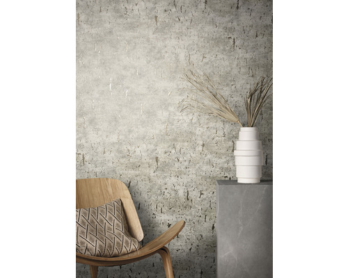 Décoration murale décorative avec un papier peint structuré dans un salon avec chaise et décoration