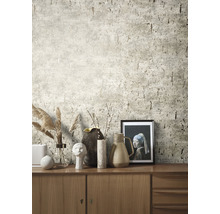 Salon avec papier peint à motifs et commode en bois avec décoration