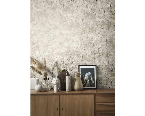 Salon avec papier peint à motifs et commode en bois avec décoration