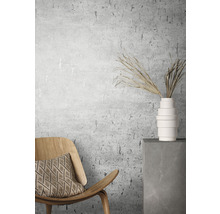 Vue d''une pièce avec chaise, coussin, vase et graminées décoratives devant un papier peint mural