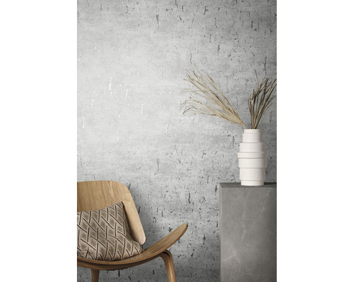 Vue d''une pièce avec chaise, coussin, vase et graminées décoratives devant un papier peint mural