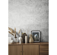 Intérieur avec papier peint à motifs et éléments décoratifs sur une armoire en bois