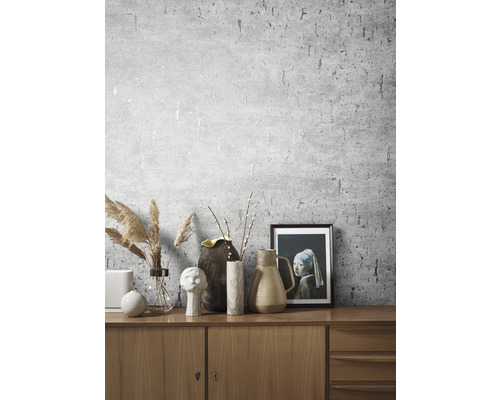 Intérieur avec papier peint à motifs et éléments décoratifs sur une armoire en bois