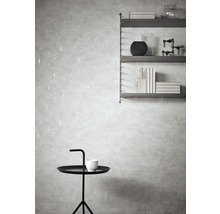 Mur décoratif avec étagère et petite table