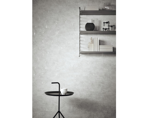 Mur décoratif avec étagère et petite table