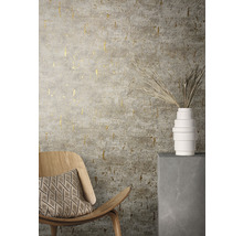 Szene mit Stuhl, Kissen, Vase und einer gemusterten Tapete