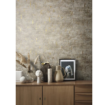 Tapete mit abstraktem Muster und goldenen Akzenten über Sideboard mit Vasen und Dekoration