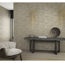 Wohnzimmer mit gemusterter Tapete, Konsole und Sessel