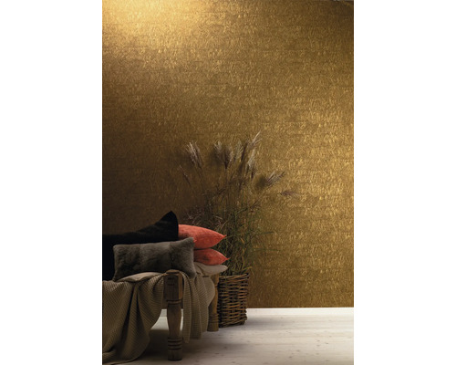 Dekoratives Interieur mit einer goldenen Tapete, Kissen und einem Ziergras in einem geflochtenen Korb.