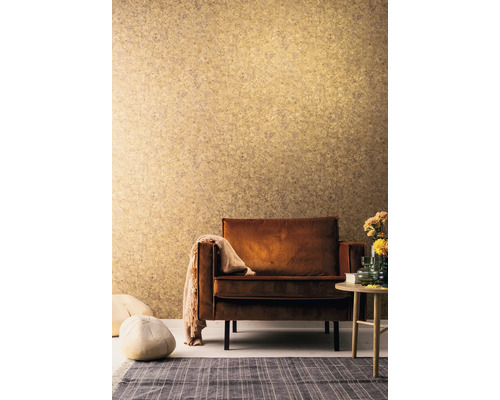 Wohnzimmer mit Sessel, Teppich und gemusterter Tapete