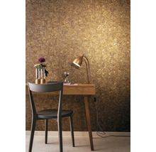 Szene mit Schreibtisch, Stuhl, Tischlampe und gemusterter Tapete