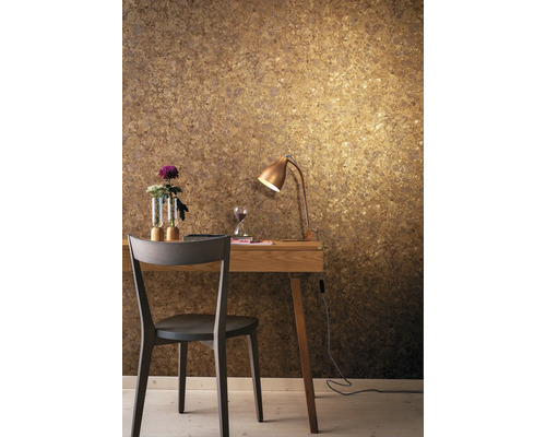 Szene mit Schreibtisch, Stuhl, Tischlampe und gemusterter Tapete