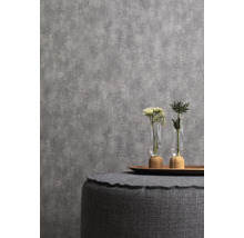 Gros plan d''un papier peint structuré gris dans un intérieur avec des décorations florales