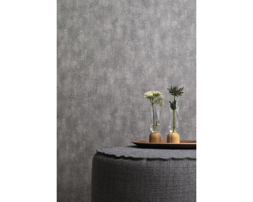 Gros plan d''un papier peint structuré gris dans un intérieur avec des décorations florales