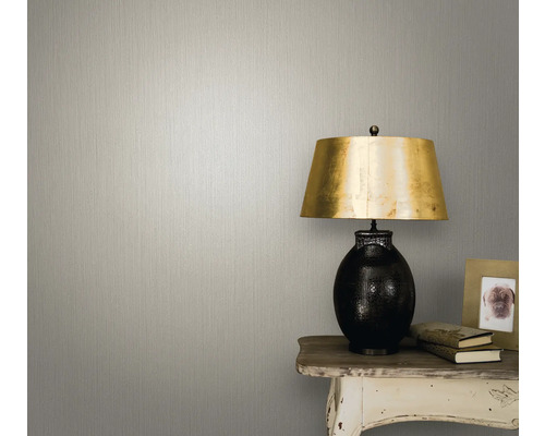 Papier peint clair et structuré sur le mur