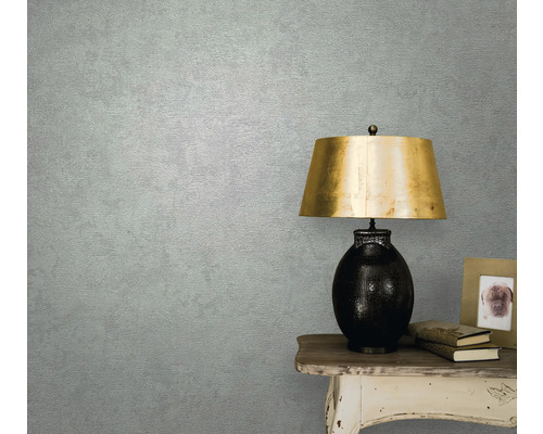 Gros plan d''un mur de chambre avec du papier peint, une table et une lampe