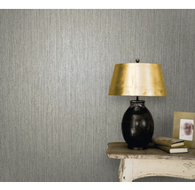 Gros plan d''un papier peint texturé dans une pièce avec une table et une lampe
