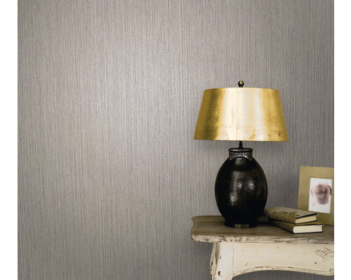 Nahaufnahme einer Wand mit Vliestapete und einer Lampe auf einem Tisch