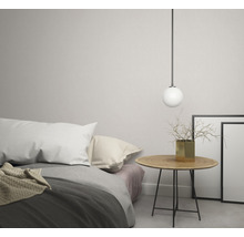 Helles Schlafzimmer mit Bett, Nachttisch, Kugel Lampe, Vase und Bilderrahmen