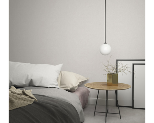 Helles Schlafzimmer mit Bett, Nachttisch, Kugel Lampe, Vase und Bilderrahmen