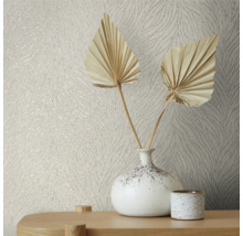 Gros plan d''un papier peint à motifs avec un design floral, combiné avec un vase et des feuilles de palmier décoratives