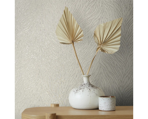 Gros plan d''un papier peint à motifs avec un design floral, combiné avec un vase et des feuilles de palmier décoratives