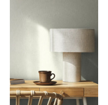 Szene mit Schreibtisch, Tischlampe und Tasse