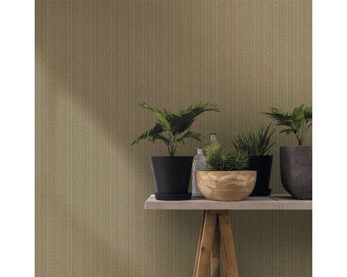 Dekorative Zimmergestaltung mit Pflanzen und Textiltapete