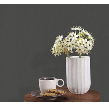 Dekoration mit Blumen in Vase, Tasse und Waffeln auf einem Tisch