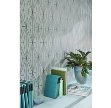 Dekorative Tapete mit geometrischem Muster an einer Wand