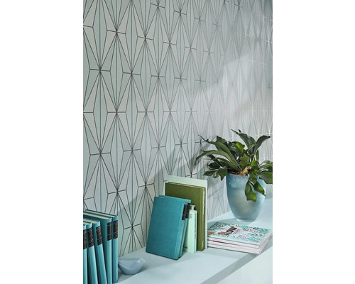 Dekorative Tapete mit geometrischem Muster an einer Wand