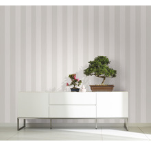 Raumgestaltung mit gestreifter Tapete, Sideboard und Bonsai Pflanzen