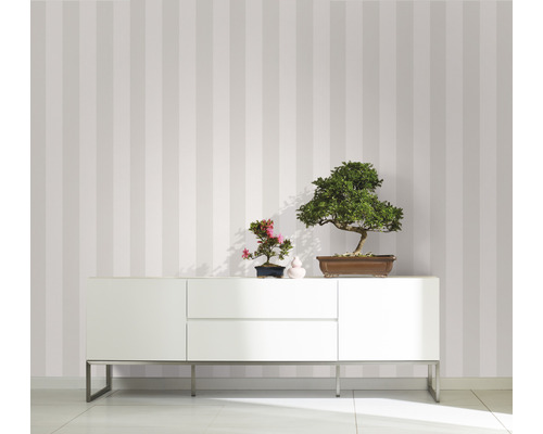 Raumgestaltung mit gestreifter Tapete, Sideboard und Bonsai Pflanzen