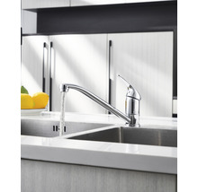 Scène de cuisine avec un mitigeur monocommande sur un évier