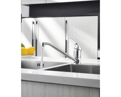 Scène de cuisine avec un mitigeur monocommande sur un évier