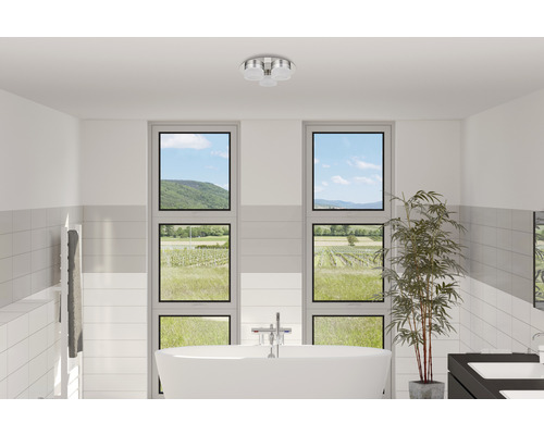 Salle de bain avec baignoire îlot, sèche-serviettes, fenêtres et plafonnier