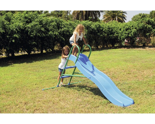 Deux enfants jouent sur un toboggan dans le jardin.