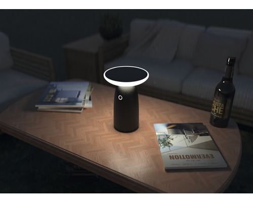 Szene mit einer Tischlampe auf einem Couchtisch mit Zeitschriften und einer Bierflasche
