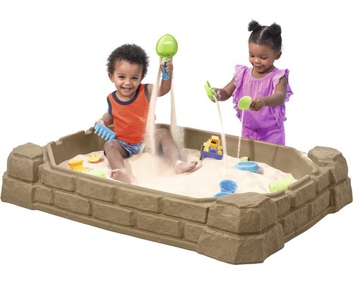 Bac à sable avec des enfants qui jouent et jouets de sable