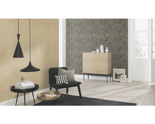 Séjour avec papier peint, armoire, chaise, table et suspensions