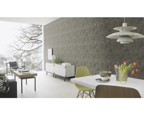 Espace de vie lumineux avec table à manger, commode et papier peint mural décoratif