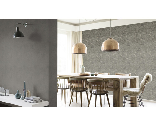 Salle à manger avec table à manger, chaises, suspensions et applique murale